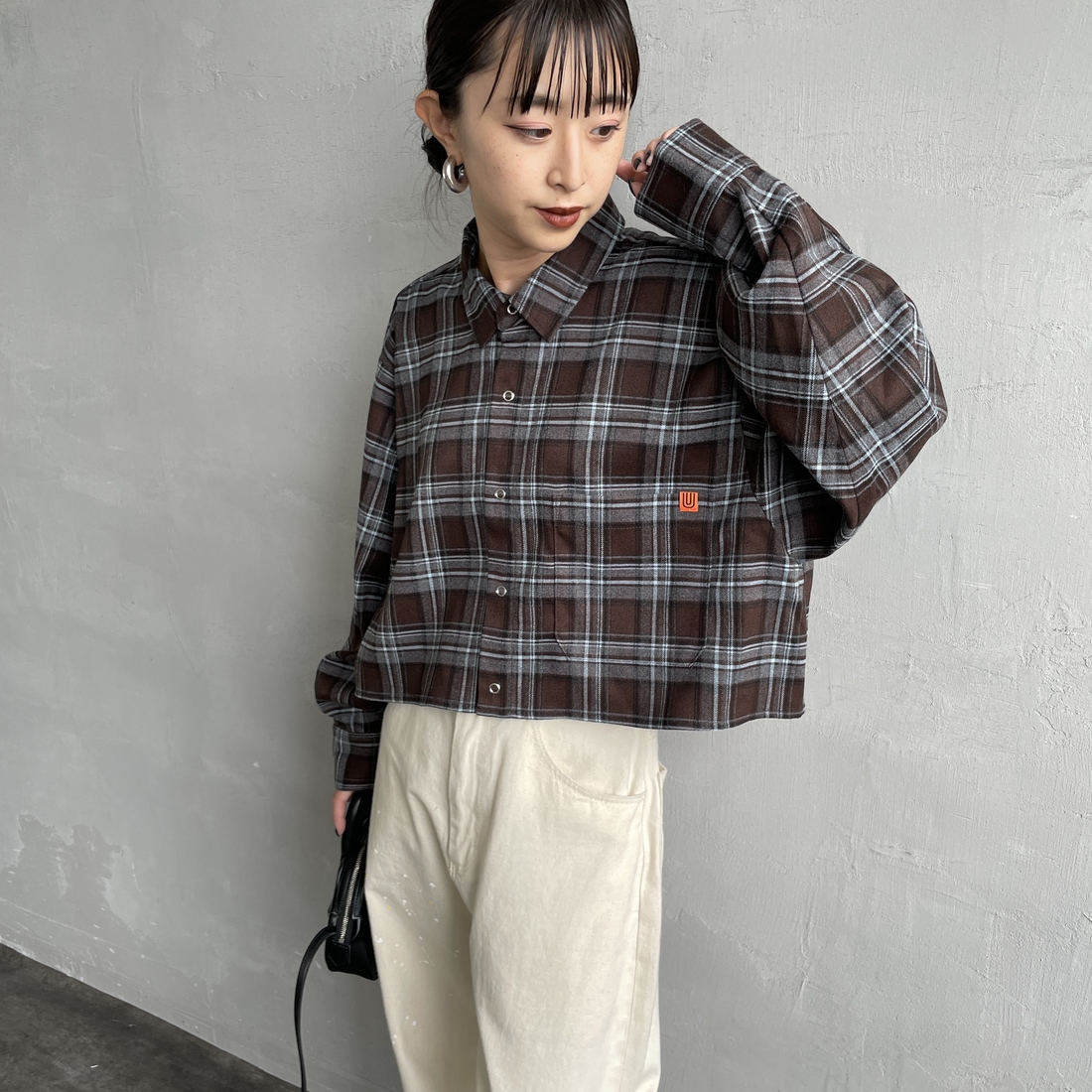 UNIVERSAL OVERALL [ユニバーサルオーバーオール] 別注 ショート丈ビッグポケットシャツ [U2533158IN-JF] BROWN &&モデル身長：150cm 着用サイズ：F&&