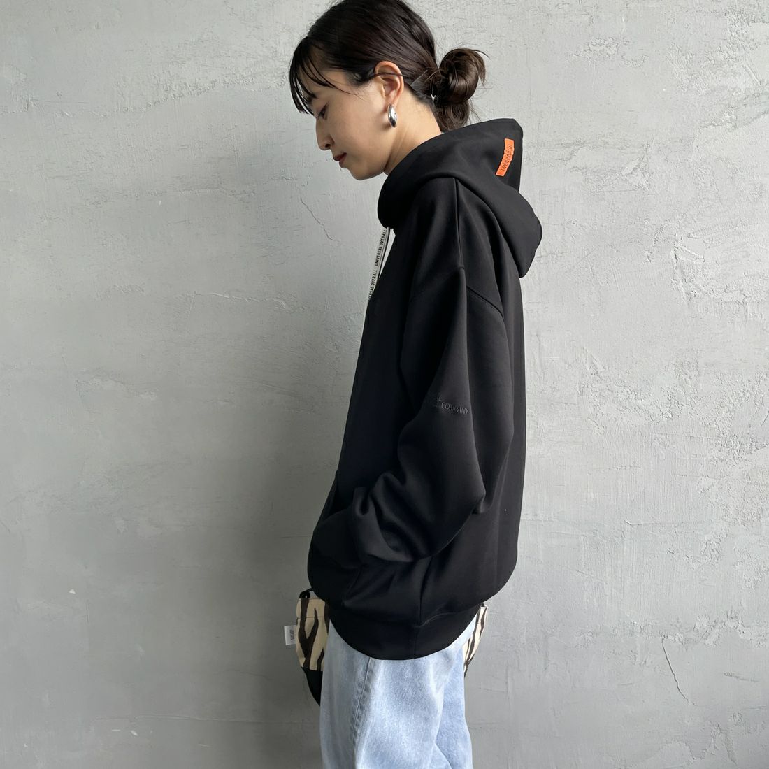 UNIVERSAL OVERALL [ユニバーサルオーバーオール] 別注 ワンポイントロゴ刺繍 ポンチ スウェットパーカー [U2531230IN-JF] BLACK &&モデル身長：150cm 着用サイズ：S&&