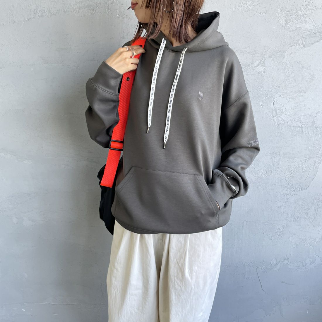 UNIVERSAL OVERALL [ユニバーサルオーバーオール] 別注 ワンポイントロゴ刺繍 ポンチ スウェットパーカー [U2531230IN-JF] CHARCOAL &&モデル身長：159cm 着用サイズ：S&&