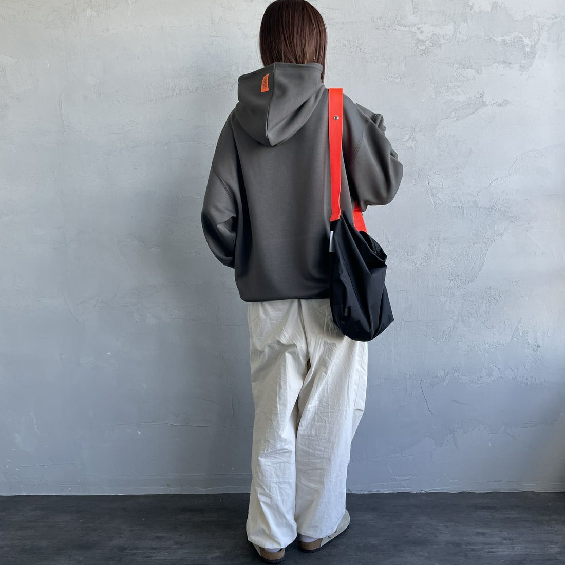 UNIVERSAL OVERALL [ユニバーサルオーバーオール] 別注 ワンポイントロゴ刺繍 ポンチ スウェットパーカー [U2531230IN-JF] CHARCOAL &&モデル身長：159cm 着用サイズ：S&&