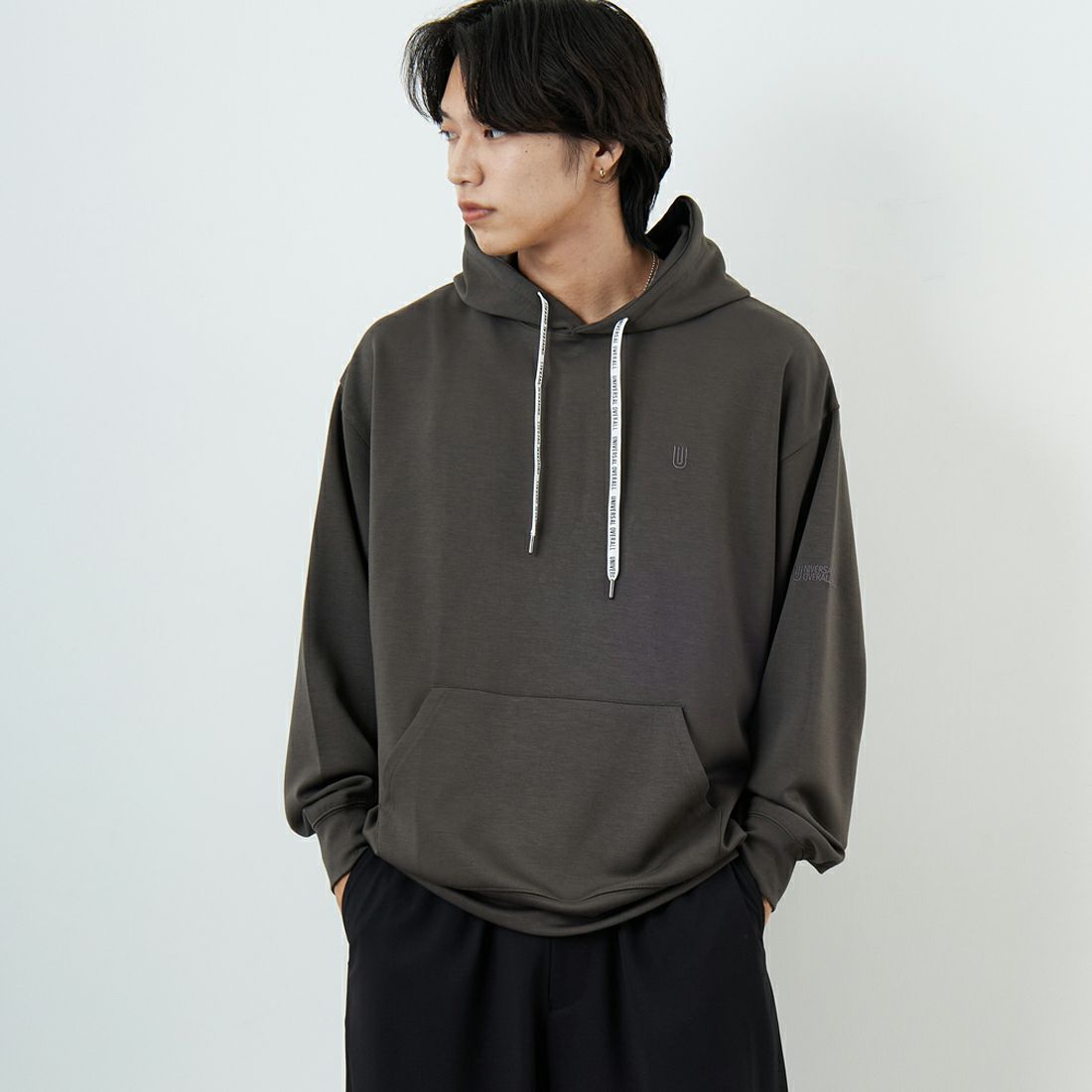 UNIVERSAL OVERALL [ユニバーサルオーバーオール] 別注 ワンポイントロゴ刺繍 ポンチ スウェットパーカー [U2531230IN-JF] CHARCOAL &&モデル身長：179cm 着用サイズ：L&&