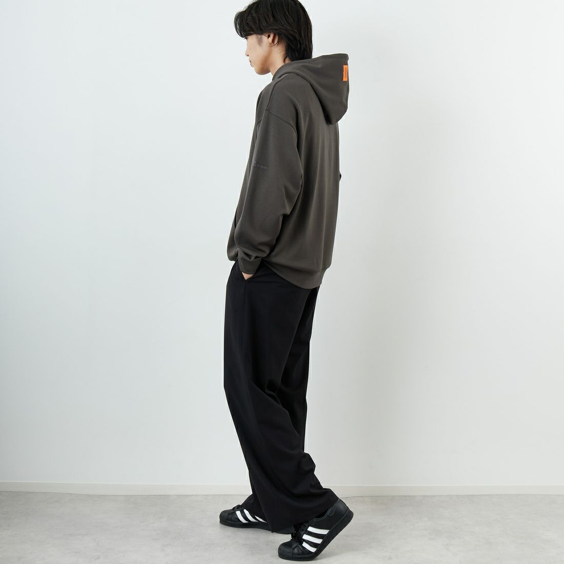 UNIVERSAL OVERALL [ユニバーサルオーバーオール] 別注 ワンポイントロゴ刺繍 ポンチ スウェットパーカー [U2531230IN-JF] CHARCOAL &&モデル身長：179cm 着用サイズ：L&&