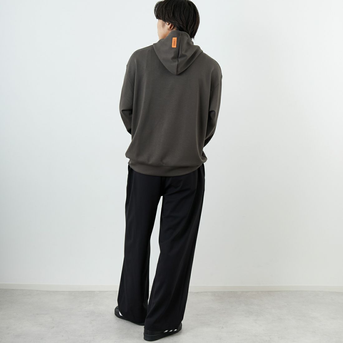 UNIVERSAL OVERALL [ユニバーサルオーバーオール] 別注 ワンポイントロゴ刺繍 ポンチ スウェットパーカー [U2531230IN-JF] CHARCOAL &&モデル身長：179cm 着用サイズ：L&&