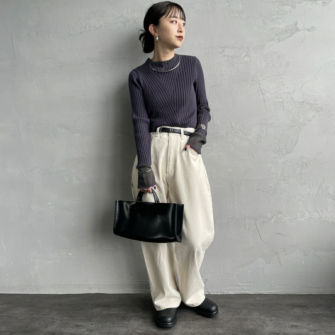 nenom [ネノム] ラメ袖切り替え ランダムリブニット [NE25131024] 08 CHARCOA &&モデル身長：150cm 着用サイズ：F&&