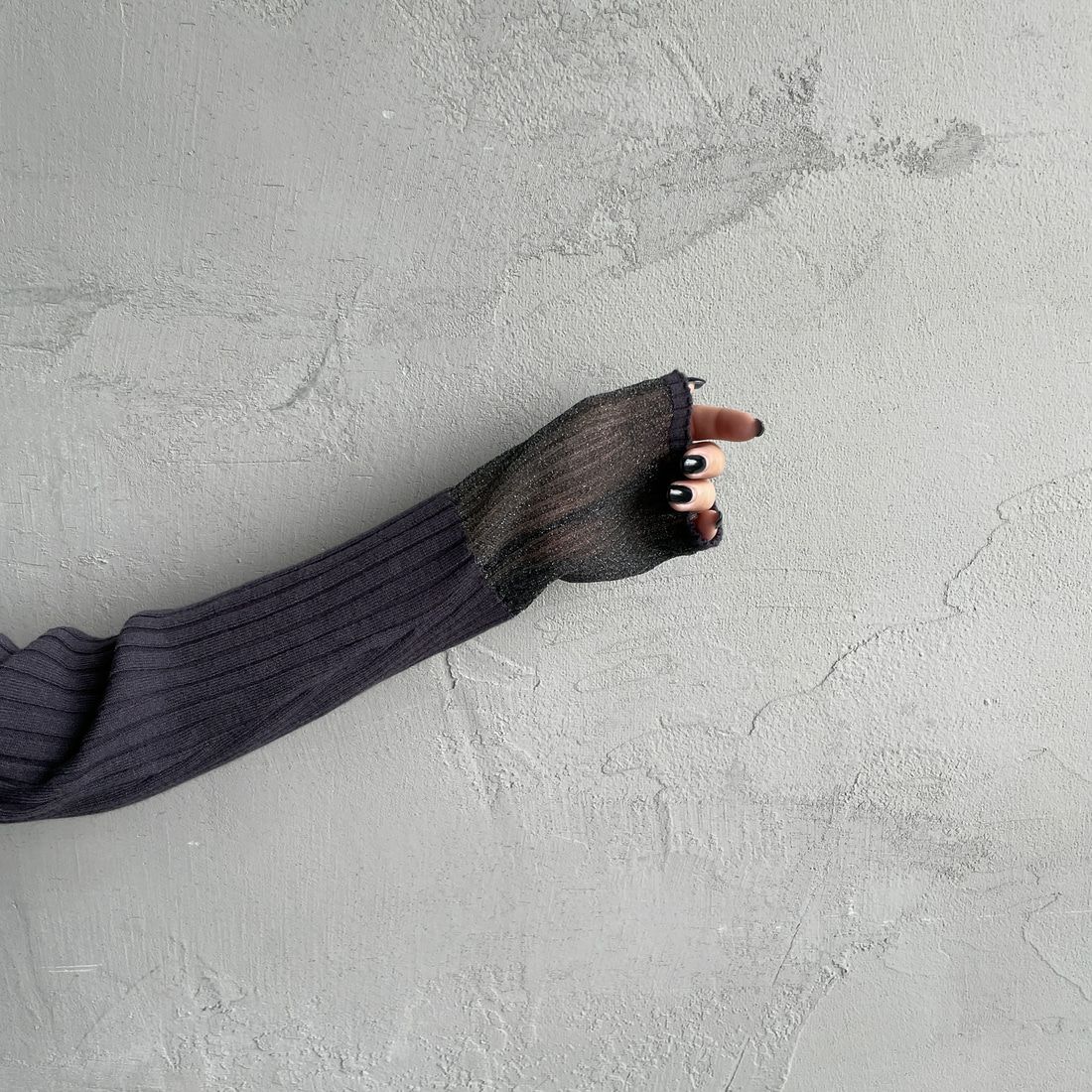 nenom [ネノム] ラメ袖切り替え ランダムリブニット [NE25131024] 08 CHARCOA &&モデル身長：150cm 着用サイズ：F&&