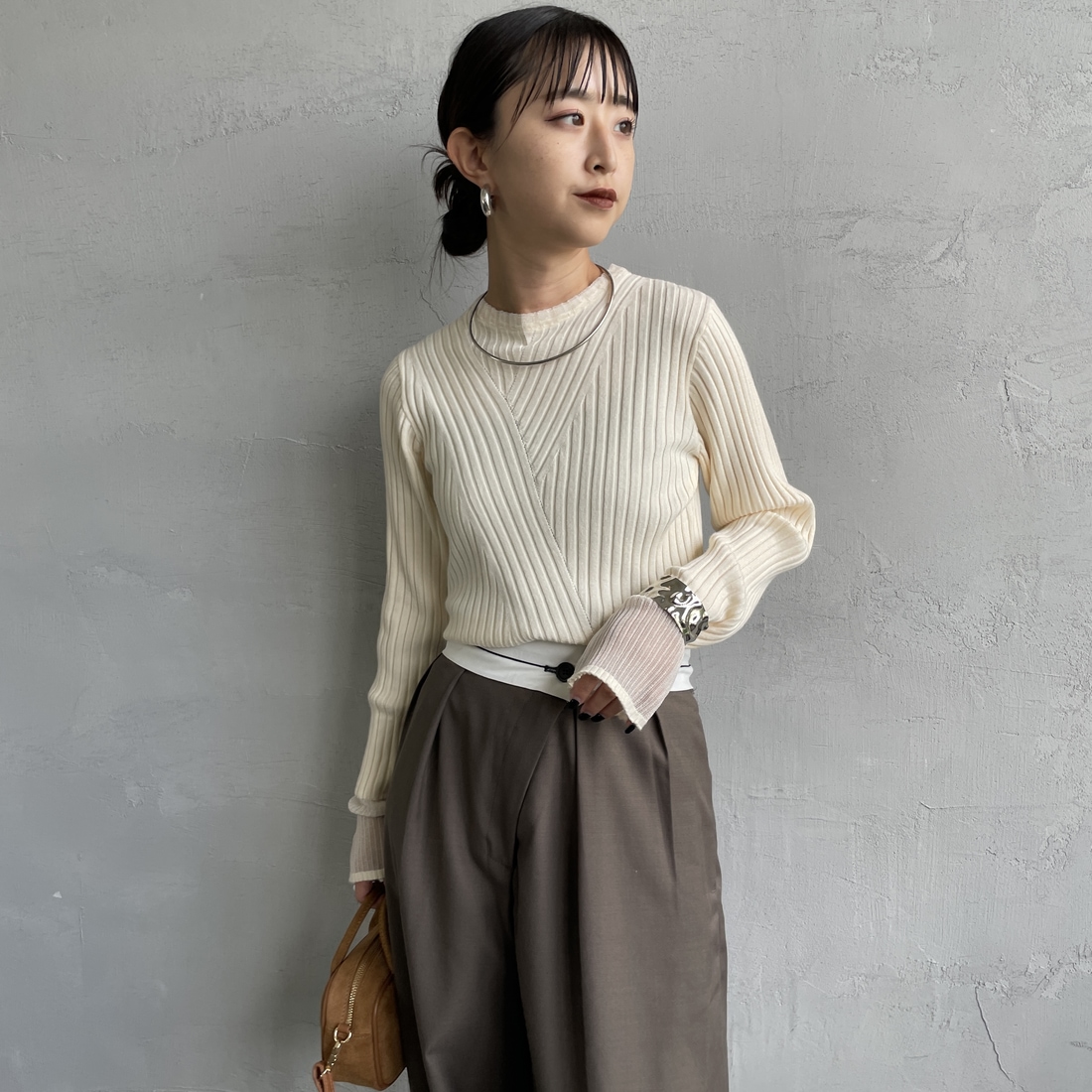 nenom [ネノム] ラメ袖切り替え ランダムリブニット [NE25131024] 08 CHARCOA &&モデル身長：150cm 着用サイズ：F&&