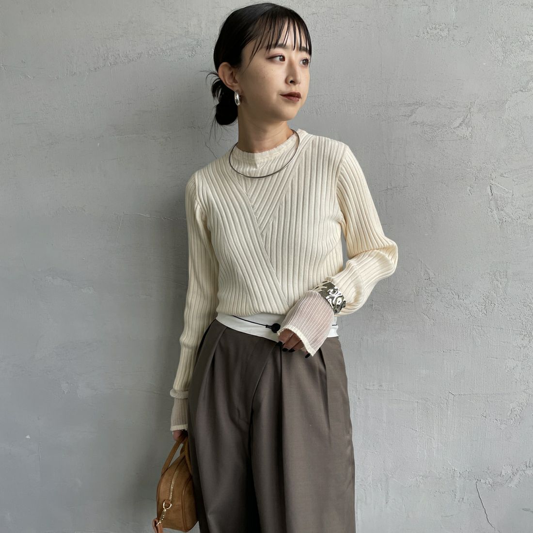 nenom [ネノム] ラメ袖切り替え ランダムリブニット [NE25131024] 21 IVORY &&モデル身長：150cm 着用サイズ：F&&