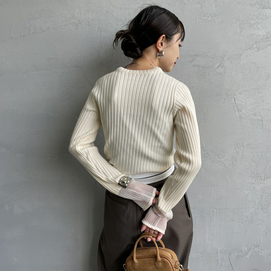 nenom [ネノム] ラメ袖切り替え ランダムリブニット [NE25131024] 21 IVORY &&モデル身長：150cm 着用サイズ：F&&