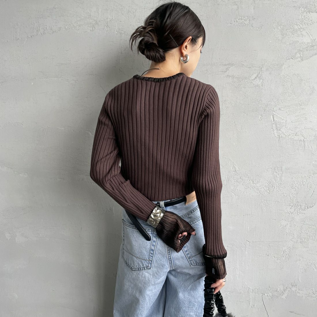 nenom [ネノム] ラメ袖切り替え ランダムリブニット [NE25131024] 28 BROWN &&モデル身長：150cm 着用サイズ：F&&