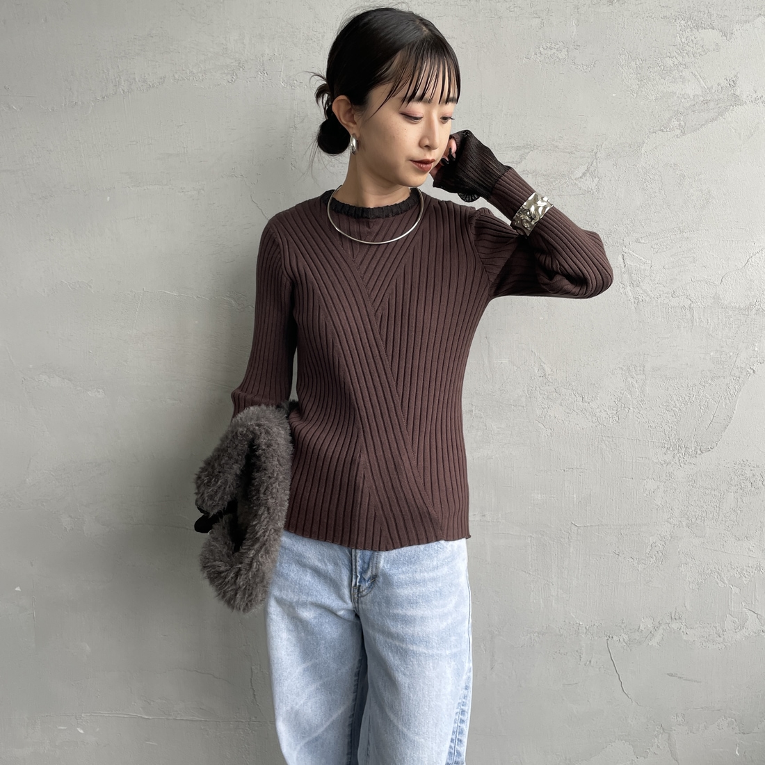 nenom [ネノム] ラメ袖切り替え ランダムリブニット [NE25131024] 28 BROWN &&モデル身長：150cm 着用サイズ：F&&