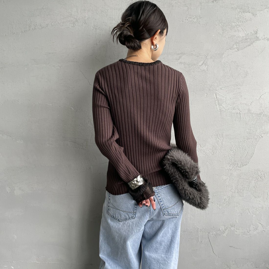 nenom [ネノム] ラメ袖切り替え ランダムリブニット [NE25131024] 28 BROWN &&モデル身長：150cm 着用サイズ：F&&