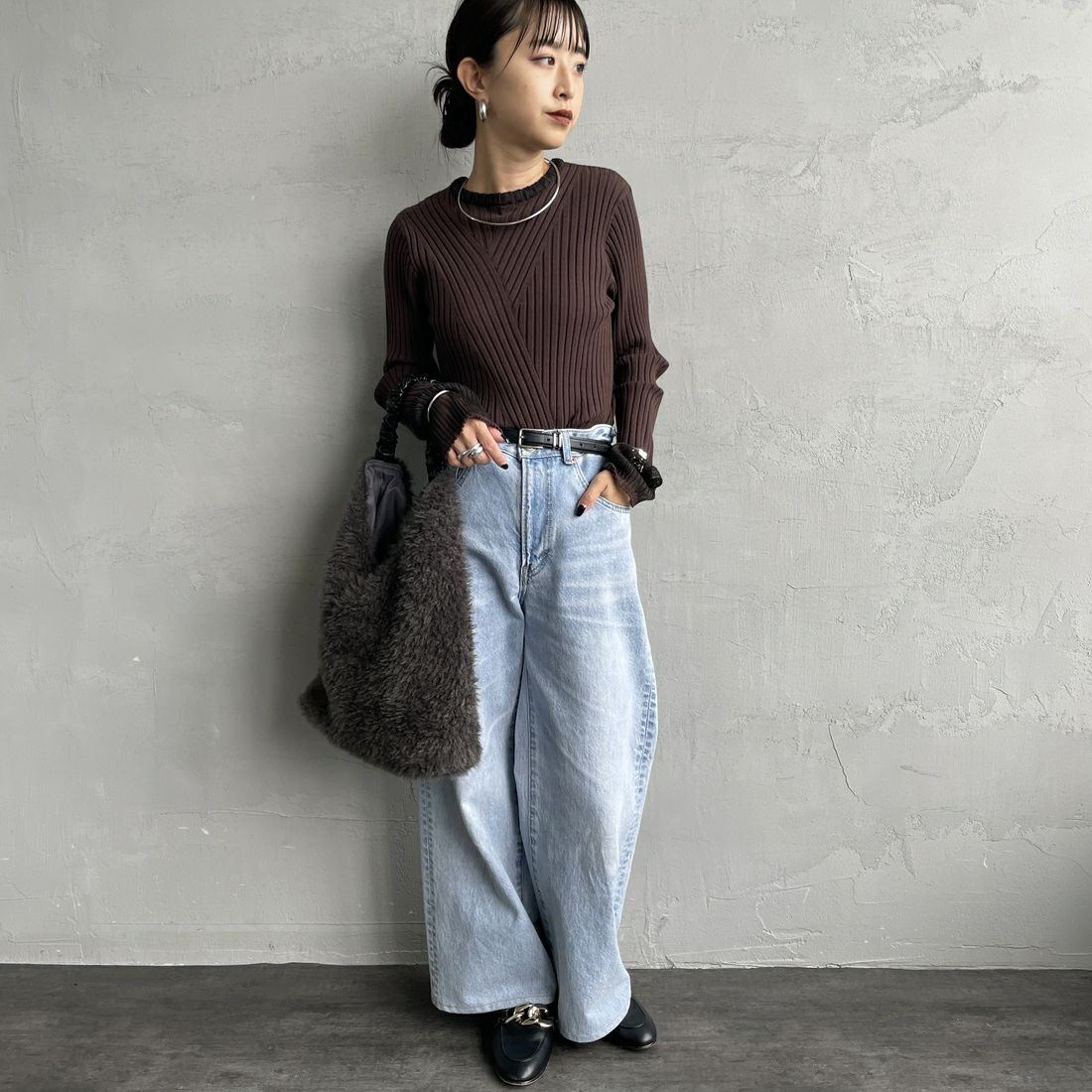 nenom [ネノム] ラメ袖切り替え ランダムリブニット [NE25131024] 28 BROWN &&モデル身長：150cm 着用サイズ：F&&