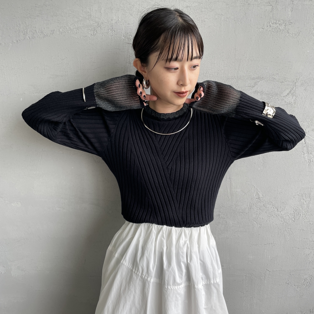 nenom [ネノム] ラメ袖切り替え ランダムリブニット [NE25131024] 28 BROWN &&モデル身長：150cm 着用サイズ：F&&