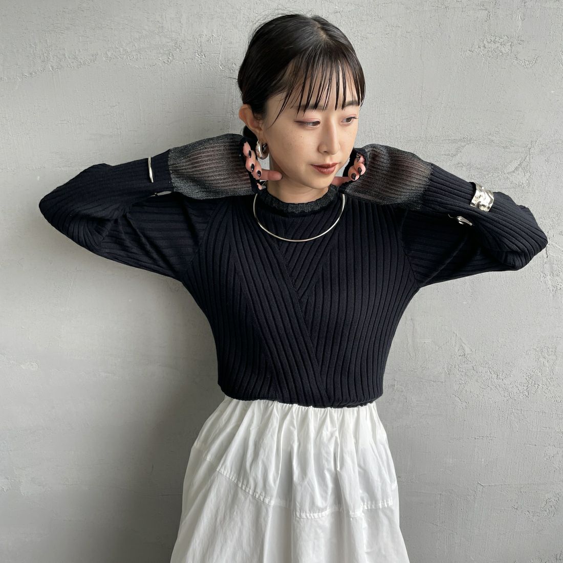 nenom [ネノム] ラメ袖切り替え ランダムリブニット [NE25131024] 09 BLACK &&モデル身長：150cm 着用サイズ：F&&