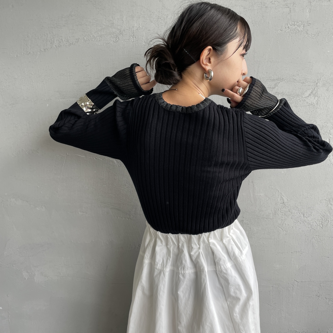 nenom [ネノム] ラメ袖切り替え ランダムリブニット [NE25131024] 28 BROWN &&モデル身長：150cm 着用サイズ：F&&