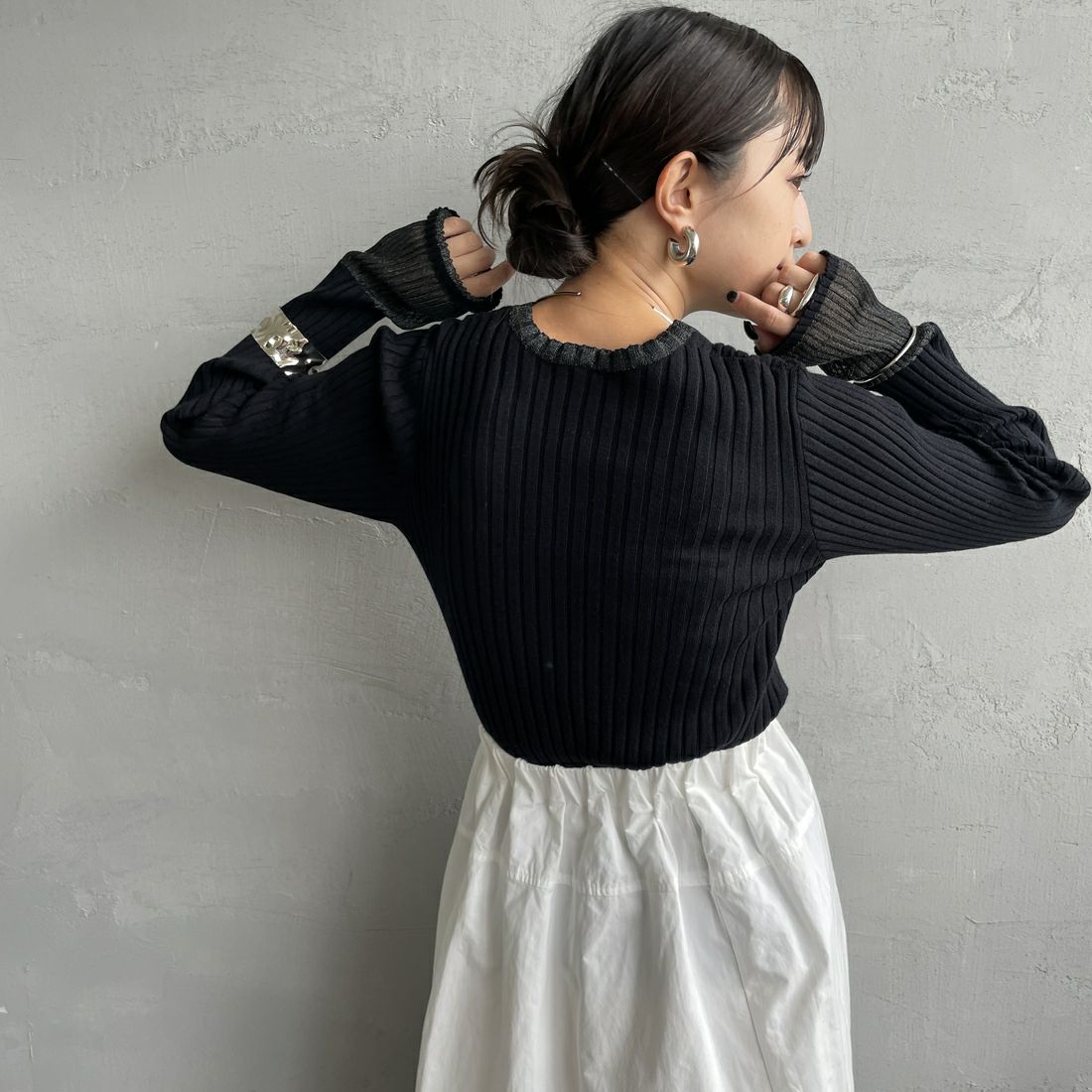 nenom [ネノム] ラメ袖切り替え ランダムリブニット [NE25131024] 09 BLACK &&モデル身長：150cm 着用サイズ：F&&