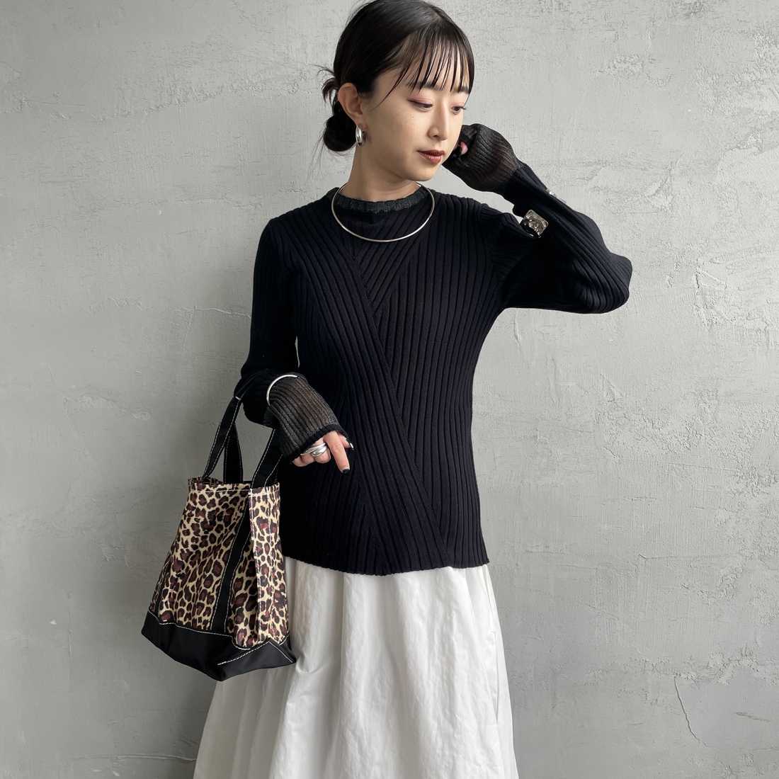 nenom [ネノム] ラメ袖切り替え ランダムリブニット [NE25131024] 28 BROWN &&モデル身長：150cm 着用サイズ：F&&