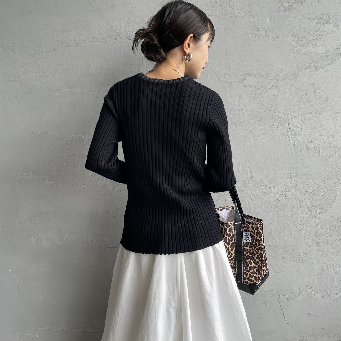 nenom [ネノム] ラメ袖切り替え ランダムリブニット [NE25131024] 09 BLACK &&モデル身長：150cm 着用サイズ：F&&