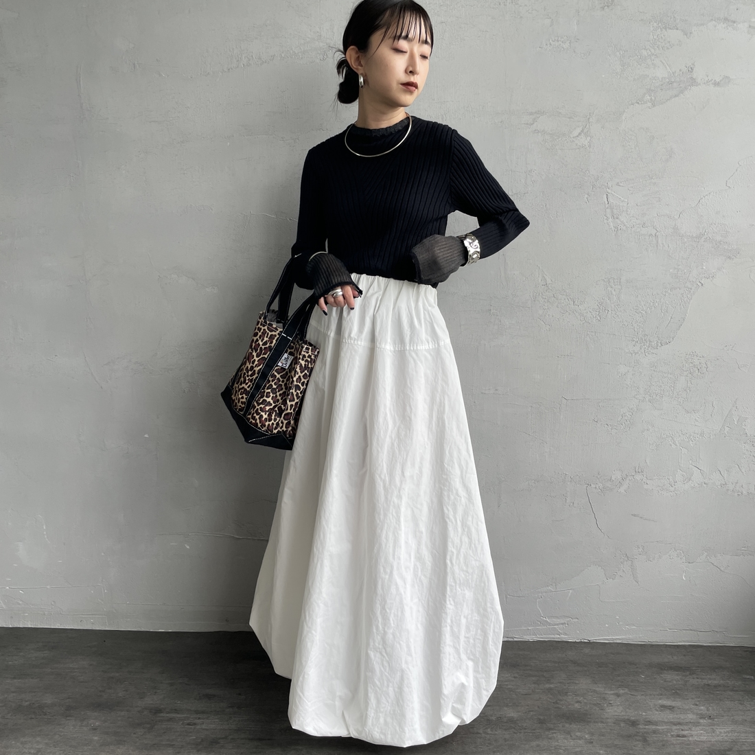 nenom [ネノム] ラメ袖切り替え ランダムリブニット [NE25131024] 09 BLACK &&モデル身長：150cm 着用サイズ：F&&