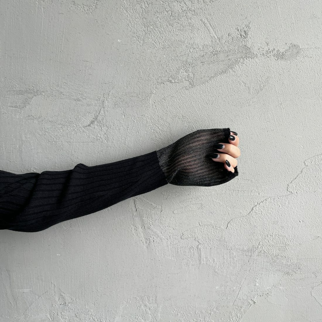 nenom [ネノム] ラメ袖切り替え ランダムリブニット [NE25131024] 09 BLACK &&モデル身長：150cm 着用サイズ：F&&