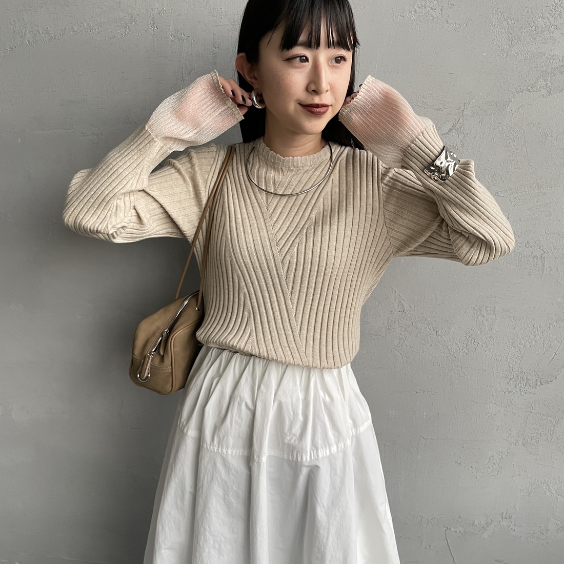 nenom [ネノム] ラメ袖切り替え ランダムリブニット [NE25131024] 09 BLACK &&モデル身長：150cm 着用サイズ：F&&