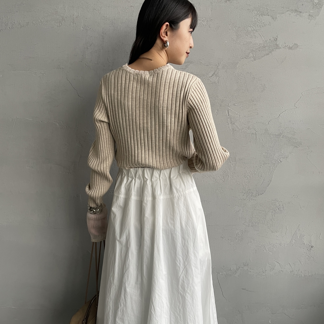 nenom [ネノム] ラメ袖切り替え ランダムリブニット [NE25131024] 09 BLACK &&モデル身長：150cm 着用サイズ：F&&