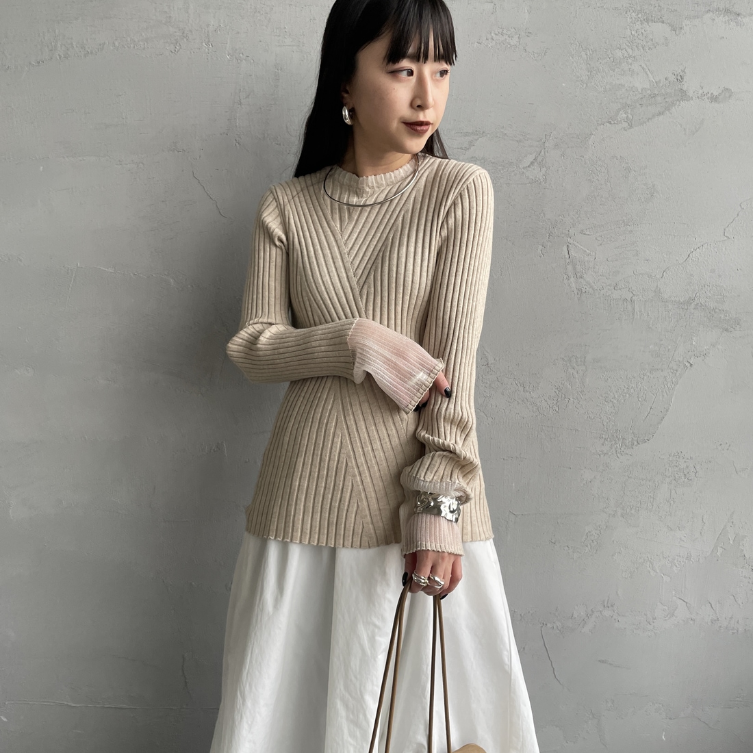 nenom [ネノム] ラメ袖切り替え ランダムリブニット [NE25131024] 09 BLACK &&モデル身長：150cm 着用サイズ：F&&