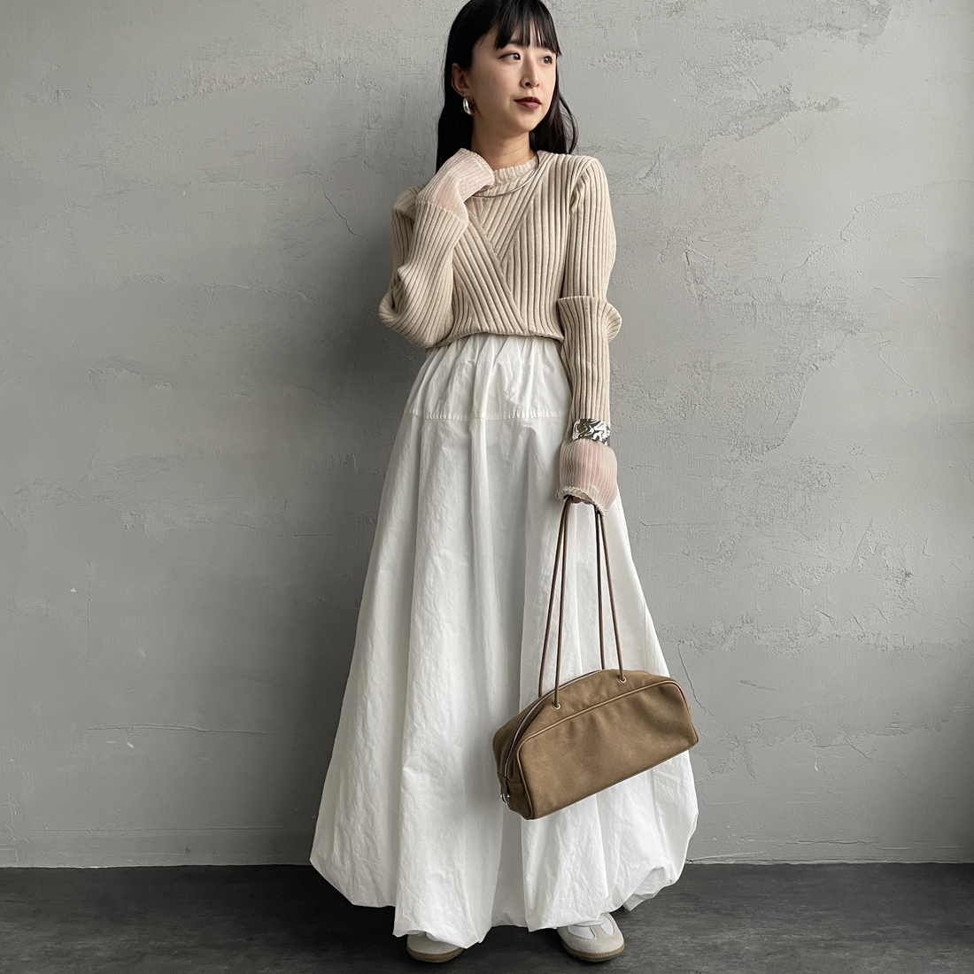 nenom [ネノム] ラメ袖切り替え ランダムリブニット [NE25131024] 09 BLACK &&モデル身長：150cm 着用サイズ：F&&