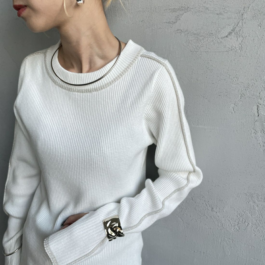 nenom [ネノム] ラメ配色ラインリブニット [NE24131024] 02 OFF &&モデル身長：150cm 着用サイズ：F&&