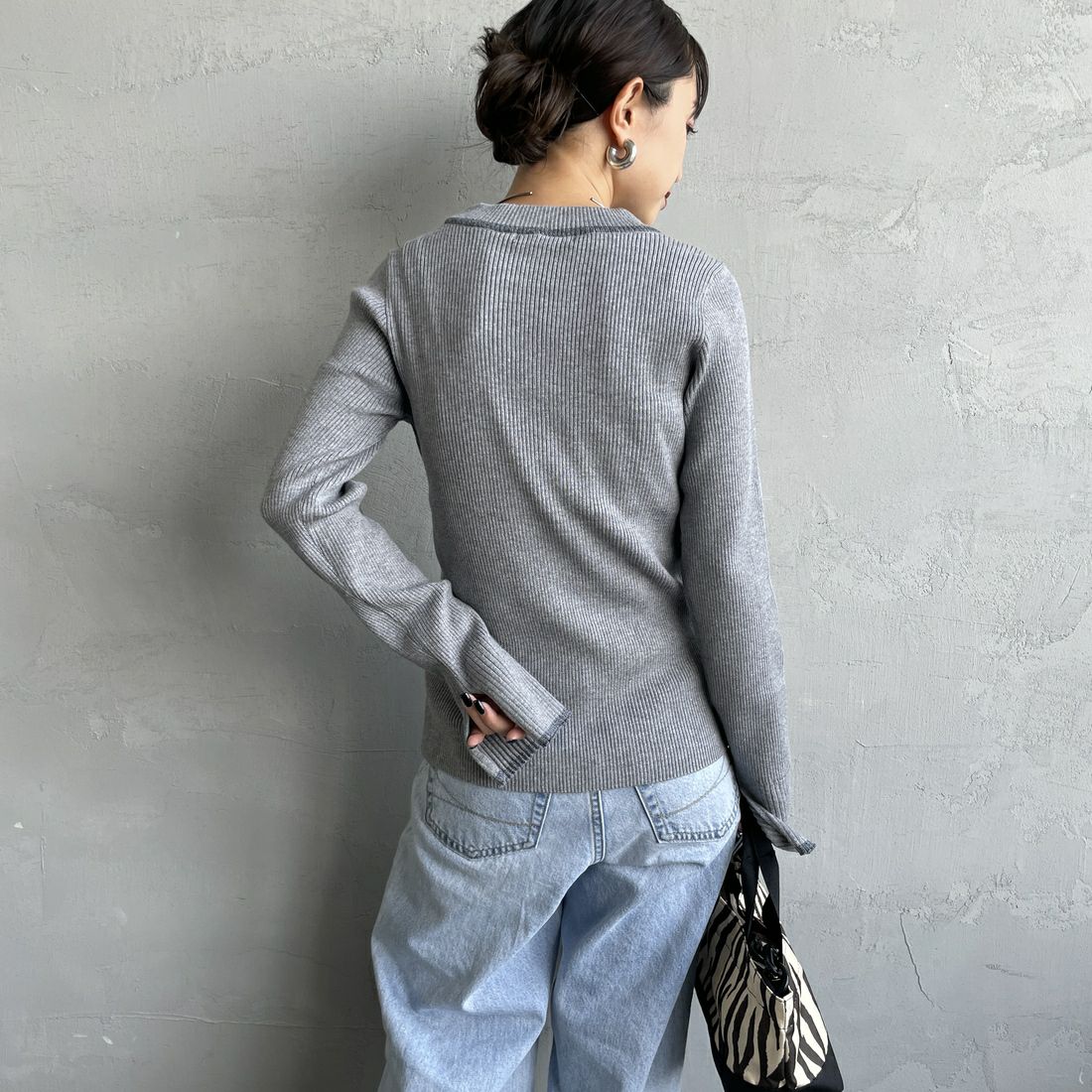 nenom [ネノム] ラメ配色ラインリブニット [NE24131024] 08 CHARCOA &&モデル身長：150cm 着用サイズ：F&&