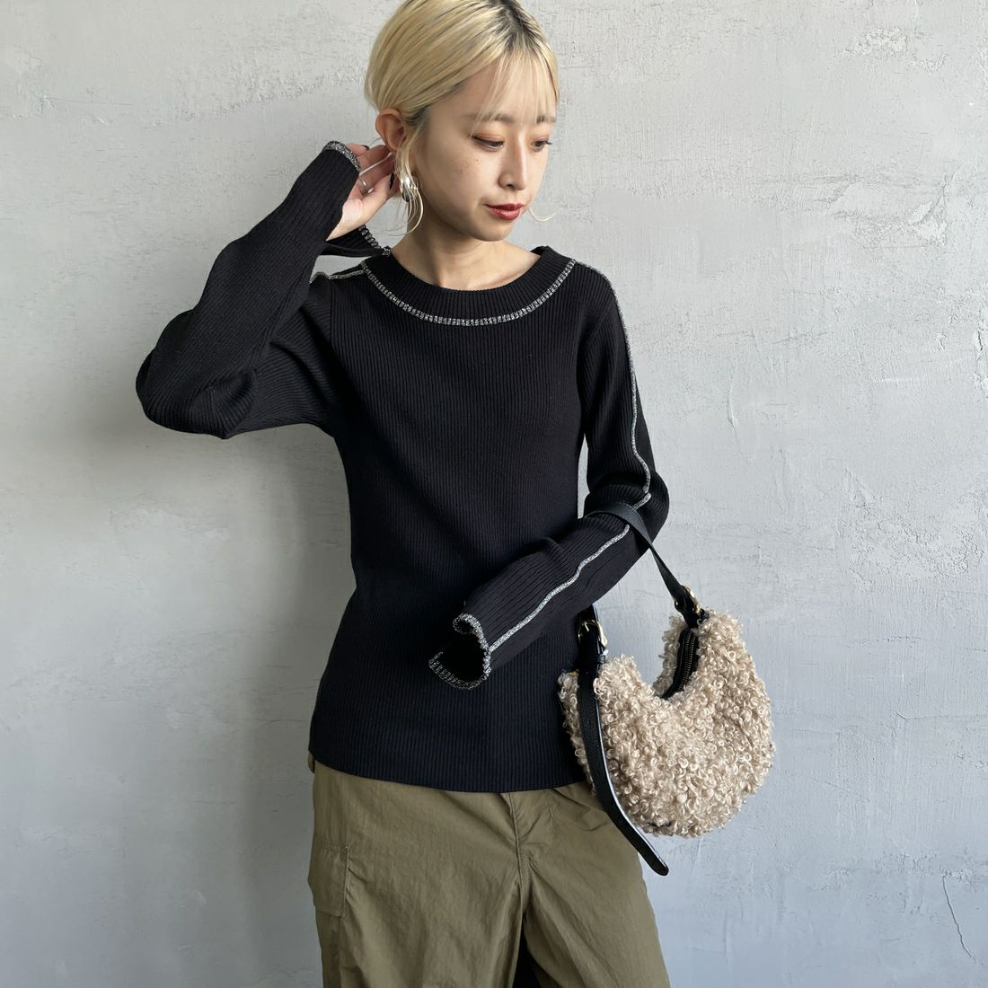 nenom [ネノム] ラメ配色ラインリブニット [NE24131024] 09 BLACK &&モデル身長：150cm 着用サイズ：F&&