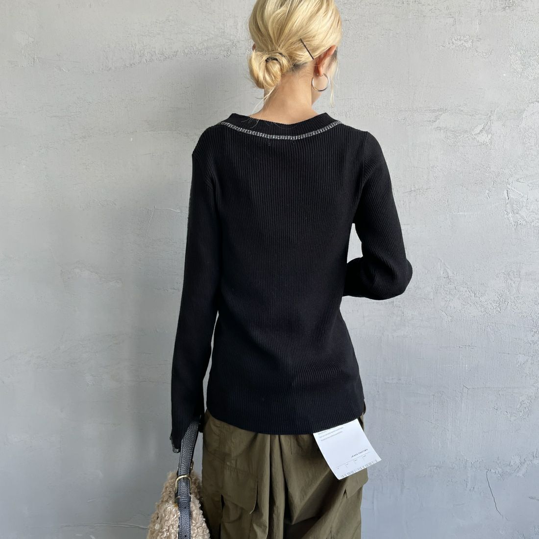 nenom [ネノム] ラメ配色ラインリブニット [NE24131024] 09 BLACK &&モデル身長：150cm 着用サイズ：F&&