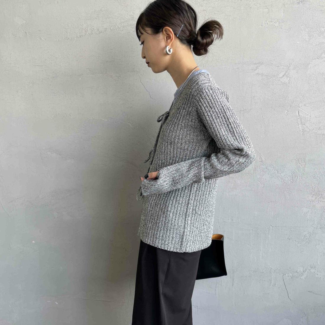 nenom [ネノム] 2WAY メランジリボンニットカーディガン [NE25131026] 09 BLACK &&モデル身長：150cm 着用サイズ：F&&