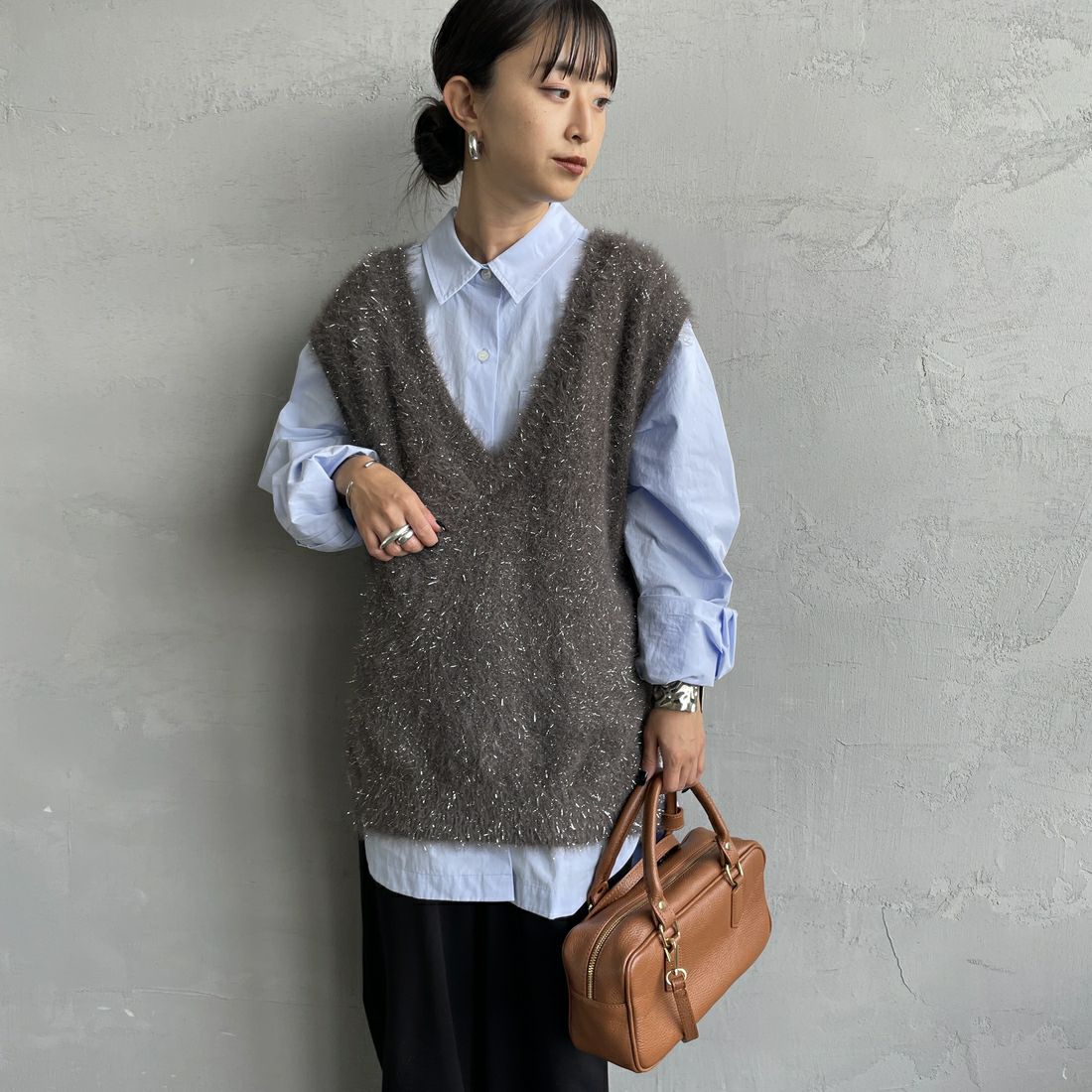 nenom [ネノム] 2WAYラメシャギーニットベスト [NE25131032] 08 CHARCOA &&モデル身長：150cm 着用サイズ：F&&