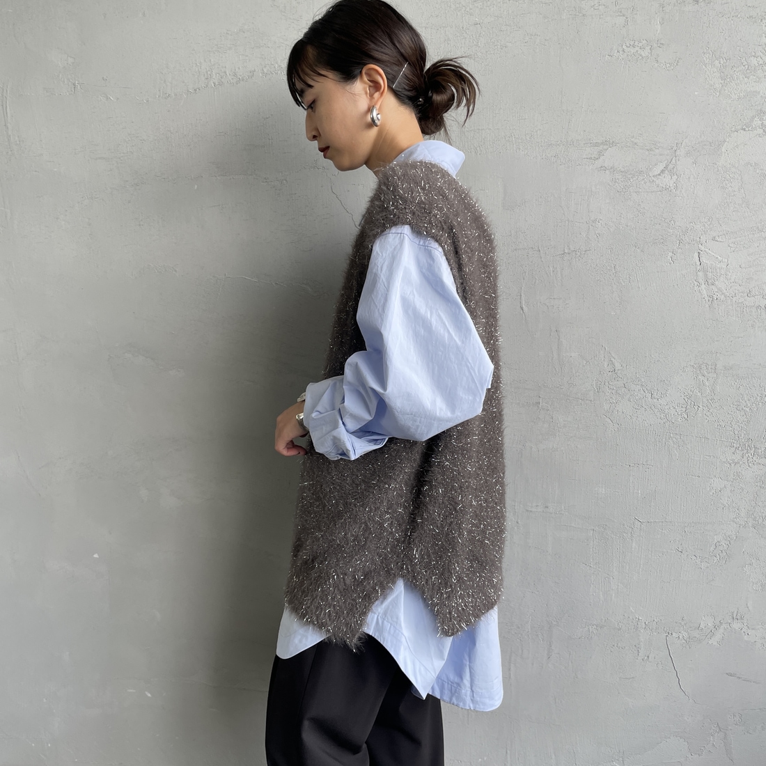 nenom [ネノム] 2WAYラメシャギーニットベスト [NE25131032] 08 CHARCOA &&モデル身長：150cm 着用サイズ：F&&
