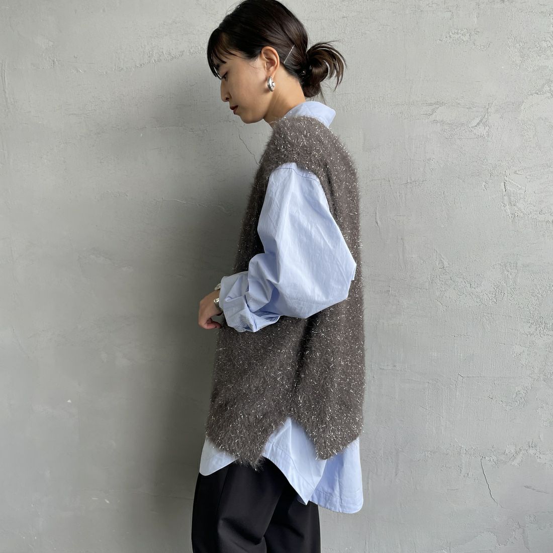 nenom [ネノム] 2WAYラメシャギーニットベスト [NE25131032] 08 CHARCOA &&モデル身長：150cm 着用サイズ：F&&