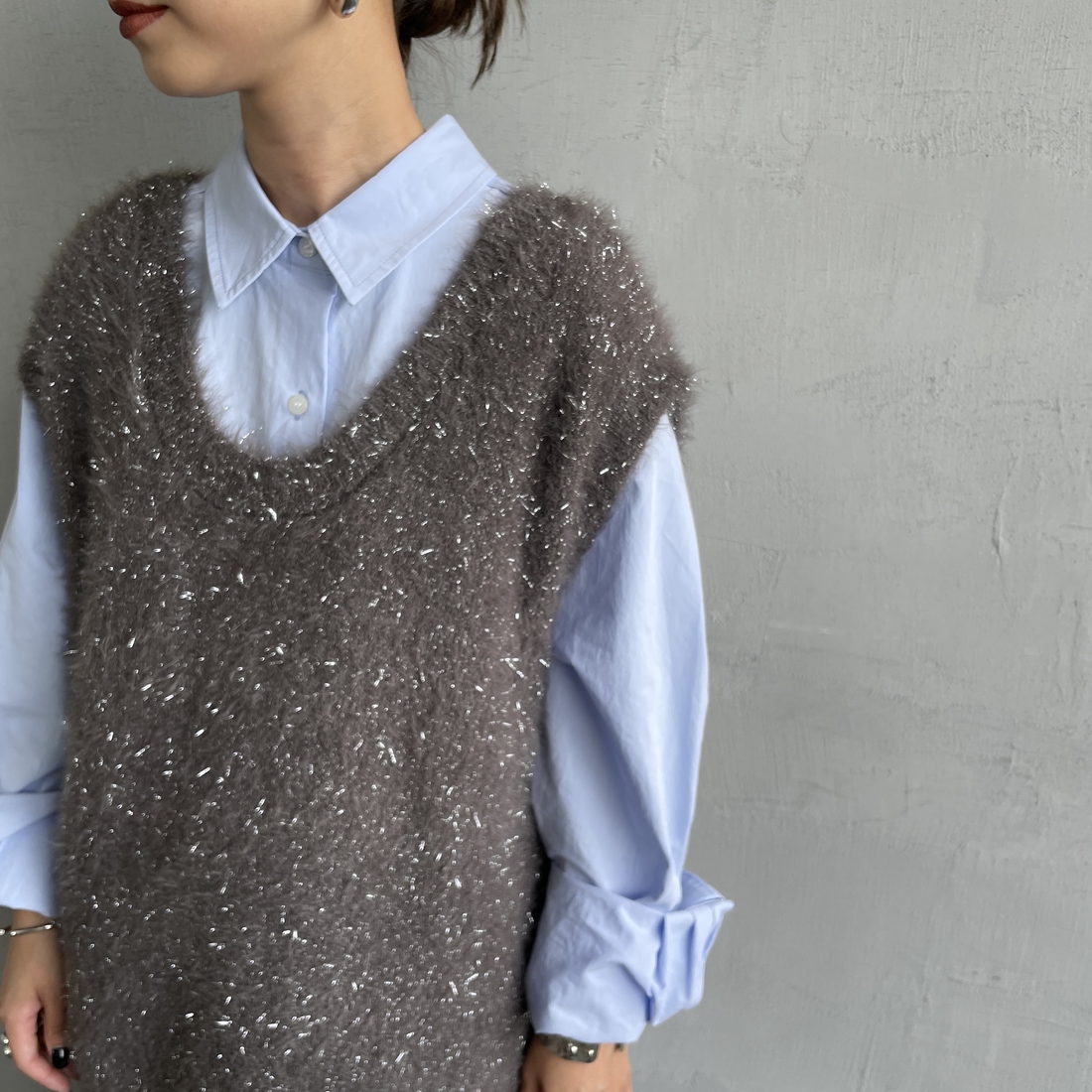 nenom [ネノム] 2WAYラメシャギーニットベスト [NE25131032] 08 CHARCOA &&モデル身長：150cm 着用サイズ：F&&
