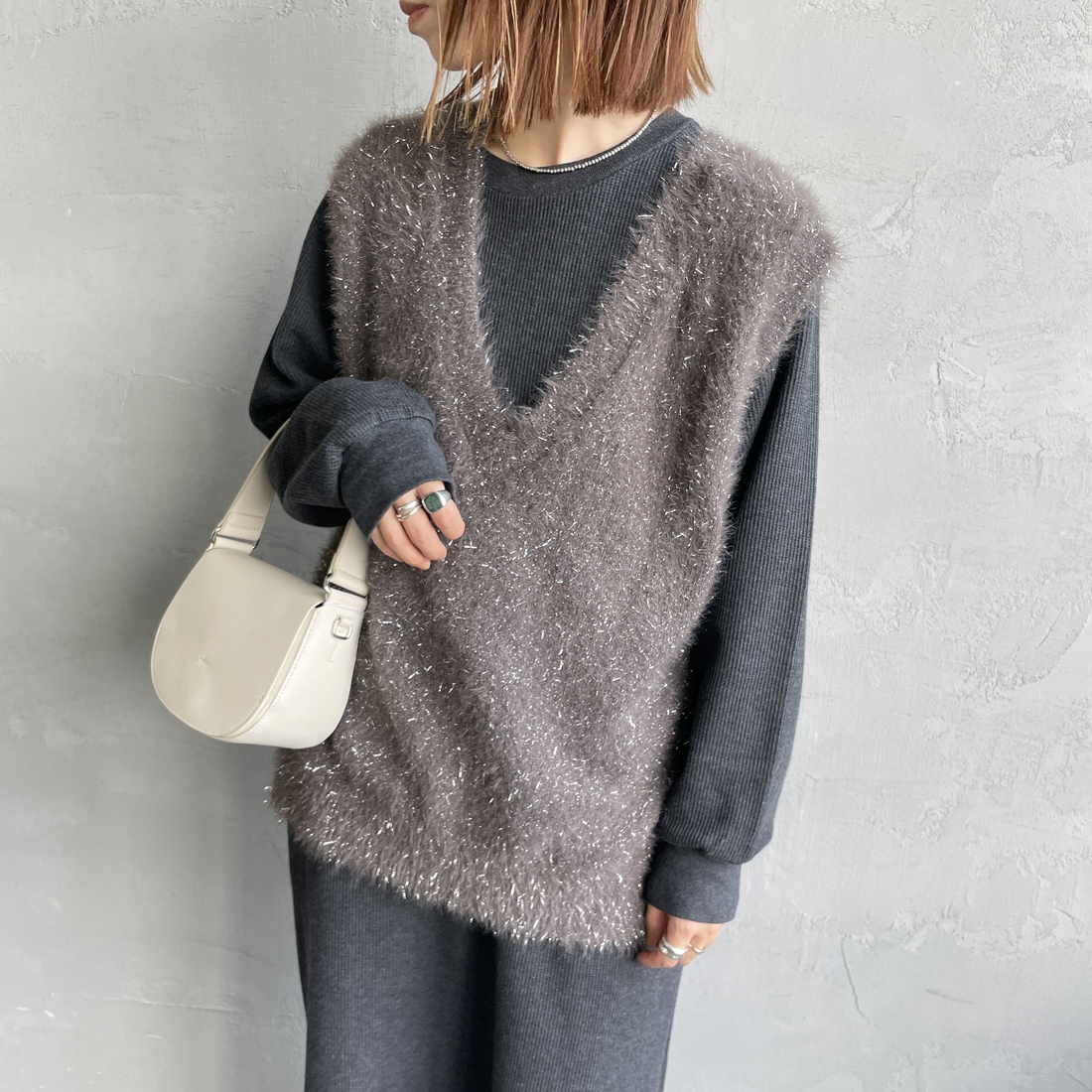 nenom [ネノム] 2WAYラメシャギーニットベスト [NE25131032] 08 CHARCOA &&モデル身長：158cm 着用サイズ：F&&