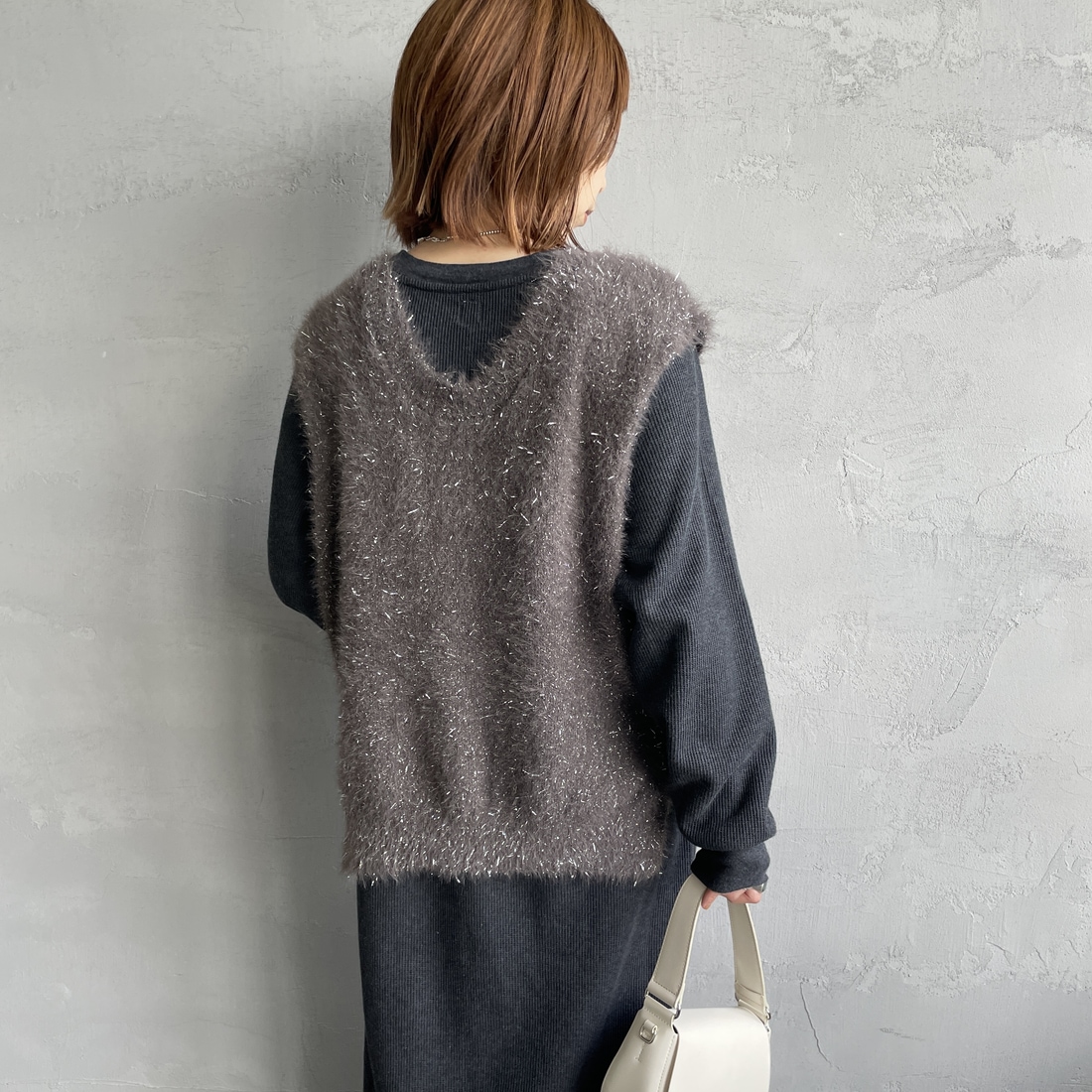 nenom [ネノム] 2WAYラメシャギーニットベスト [NE25131032] 08 CHARCOA &&モデル身長：158cm 着用サイズ：F&&