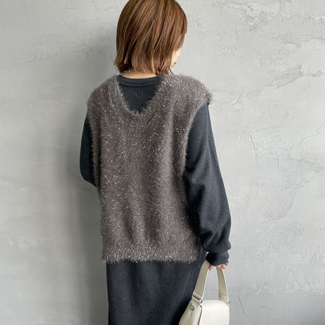 nenom [ネノム] 2WAYラメシャギーニットベスト [NE25131032] 08 CHARCOA &&モデル身長：158cm 着用サイズ：F&&