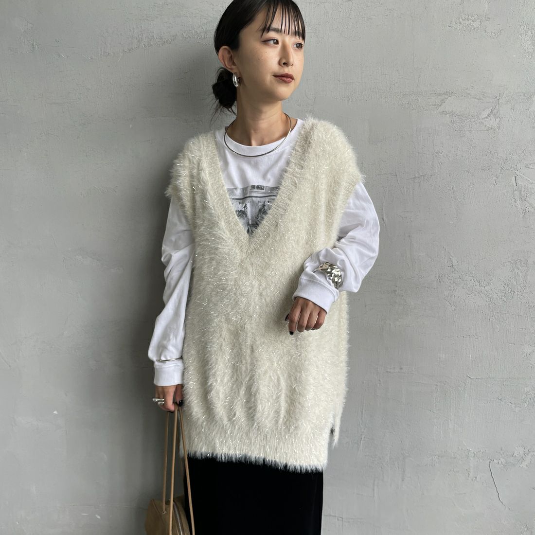 nenom [ネノム] 2WAYラメシャギーニットベスト [NE25131032] 21 IVORY &&モデル身長：150cm 着用サイズ：F&&