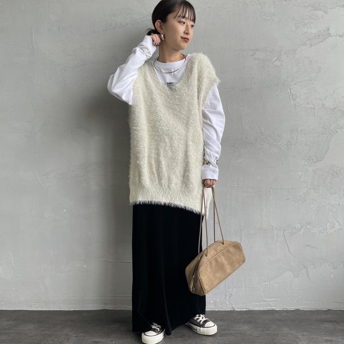 nenom [ネノム] 2WAYラメシャギーニットベスト [NE25131032] 21 IVORY &&モデル身長：150cm 着用サイズ：F&&