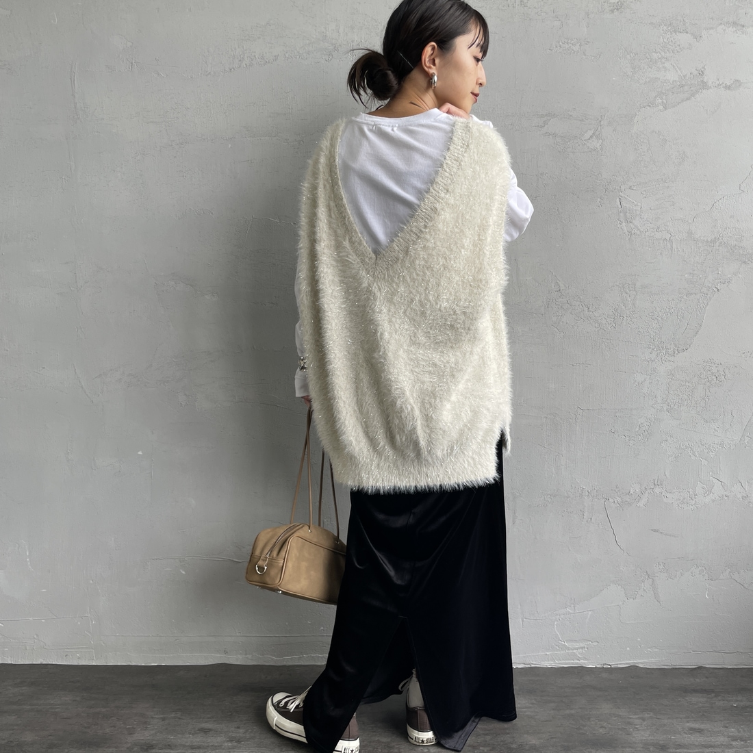nenom [ネノム] 2WAYラメシャギーニットベスト [NE25131032] 21 IVORY &&モデル身長：150cm 着用サイズ：F&&