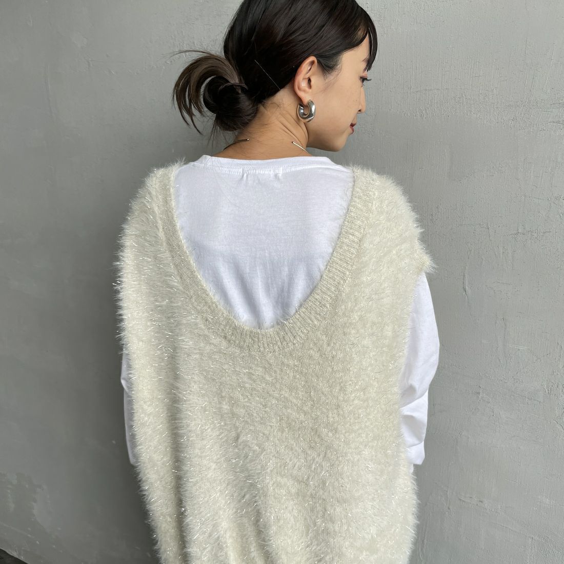 nenom [ネノム] 2WAYラメシャギーニットベスト [NE25131032] 21 IVORY &&モデル身長：150cm 着用サイズ：F&&