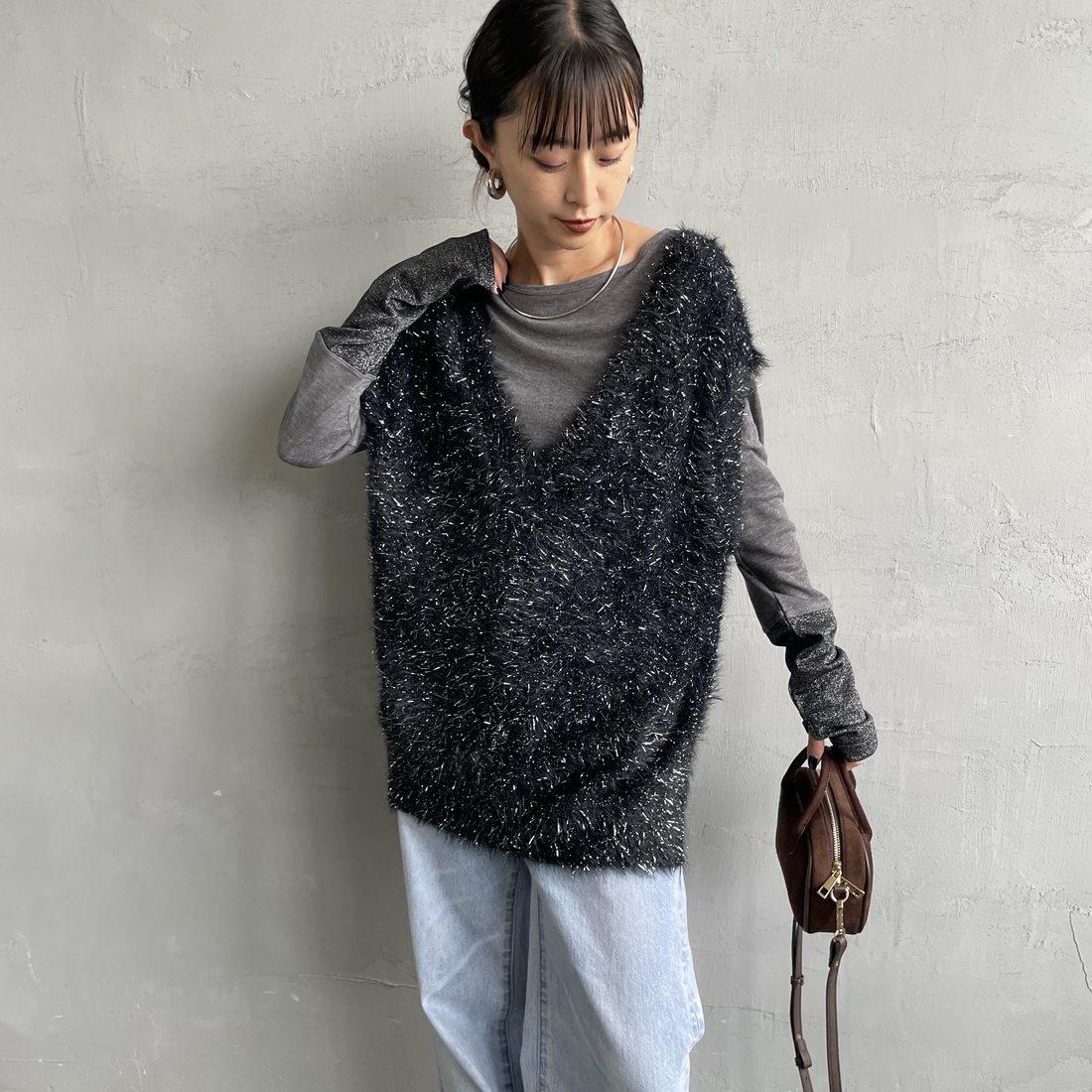 nenom [ネノム] 2WAYラメシャギーニットベスト [NE25131032] 09 BLACK &&モデル身長：150cm 着用サイズ：F&&