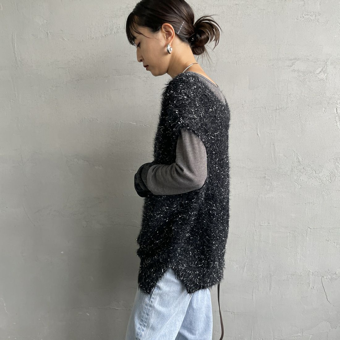 nenom [ネノム] 2WAYラメシャギーニットベスト [NE25131032] 09 BLACK &&モデル身長：150cm 着用サイズ：F&&