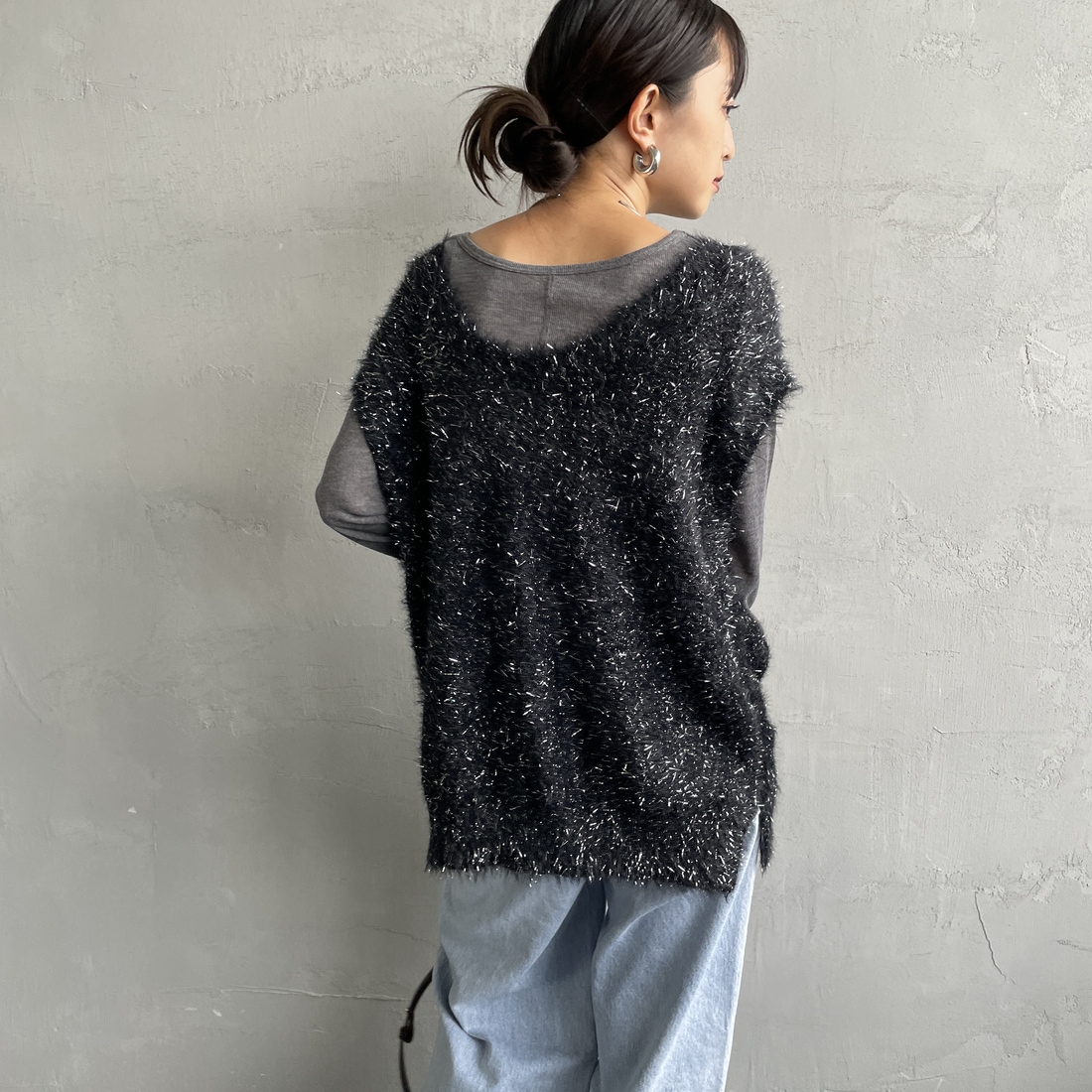 nenom [ネノム] 2WAYラメシャギーニットベスト [NE25131032] 09 BLACK &&モデル身長：150cm 着用サイズ：F&&