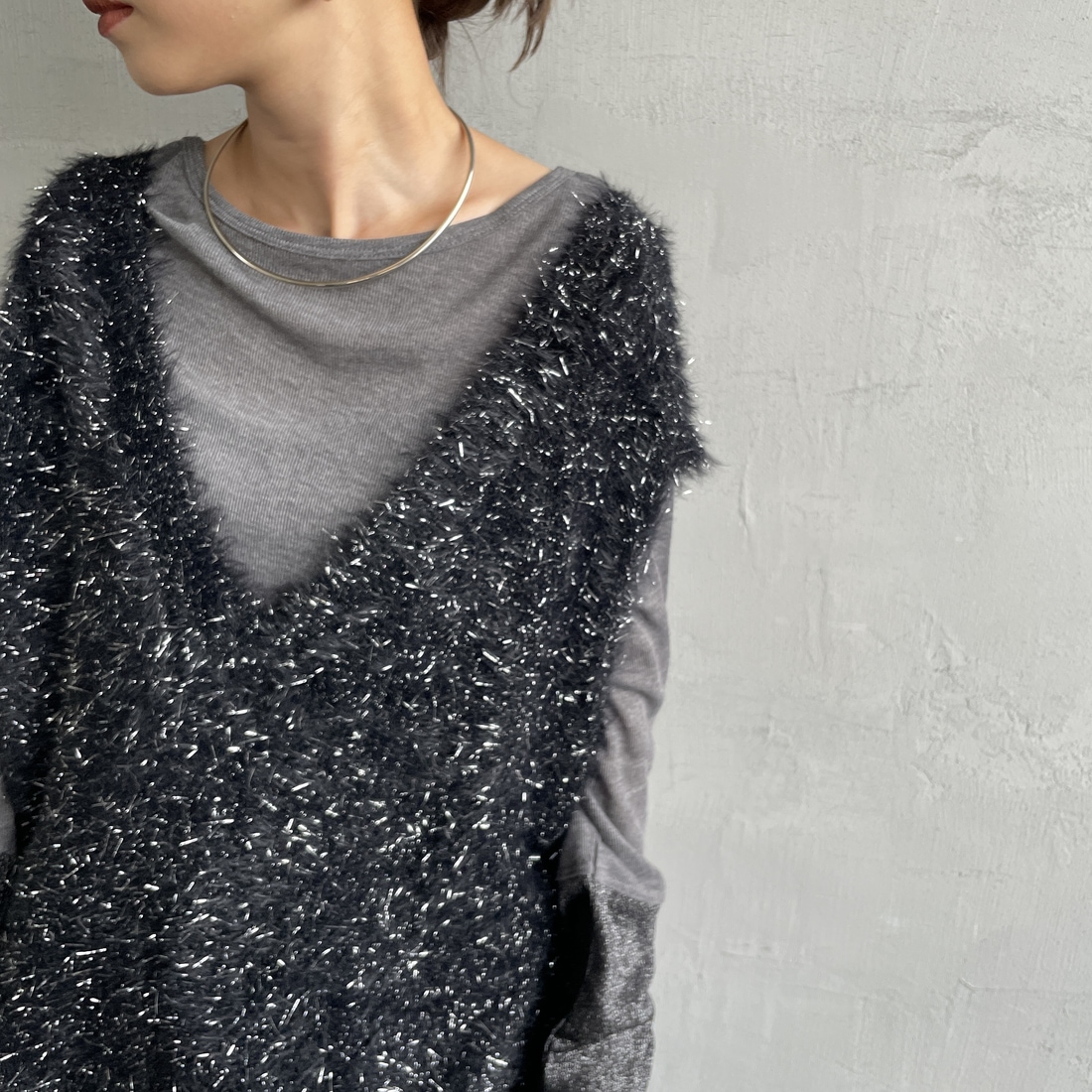 nenom [ネノム] 2WAYラメシャギーニットベスト [NE25131032] 09 BLACK &&モデル身長：150cm 着用サイズ：F&&