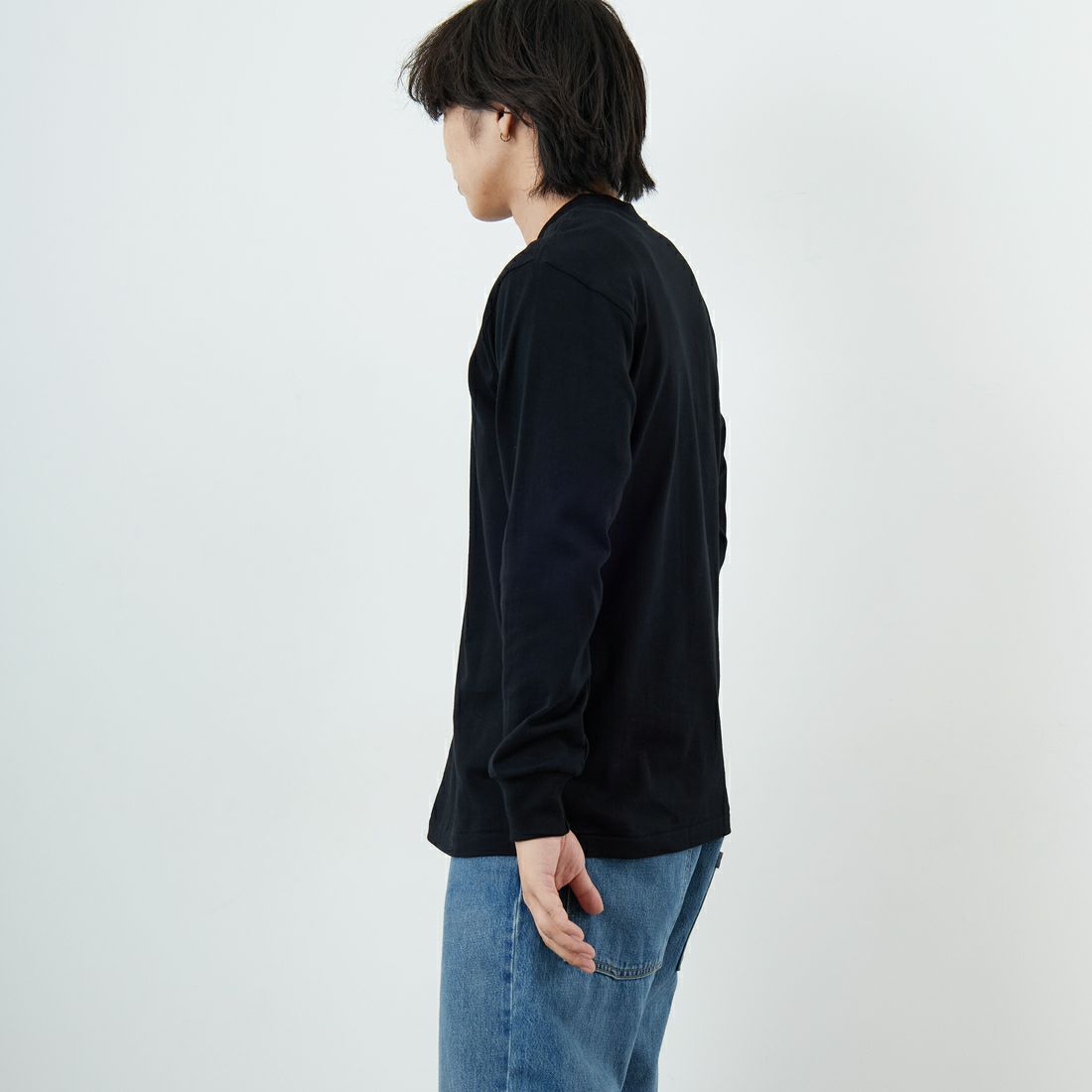Hanes [ヘインズ] KURO クルーネックロングスリーブTシャツ [HM4-C201] 090 ﾌﾞﾗｯｸ &&モデル身長：179cm 着用サイズ：L&&
