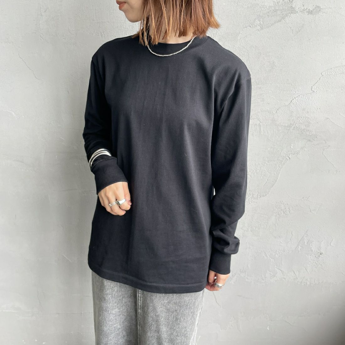 Hanes [ヘインズ] KURO クルーネックロングスリーブTシャツ [HM4-C201] 090 ﾌﾞﾗｯｸ &&モデル身長：158cm 着用サイズ：S&&
